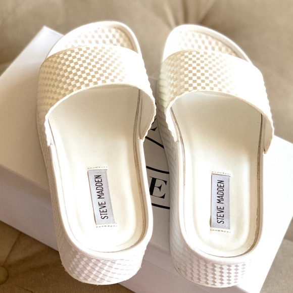 SOLD PREL💕VED STEVE MADDEN WHITE FLATFORM - Picture 3 of 7